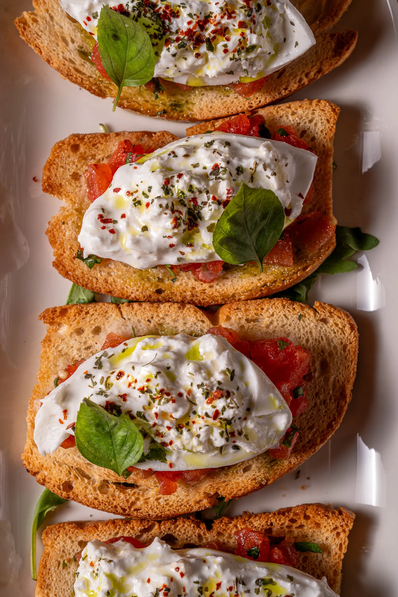 Bruschetta με burrata, ντομάτα και βασιλικό