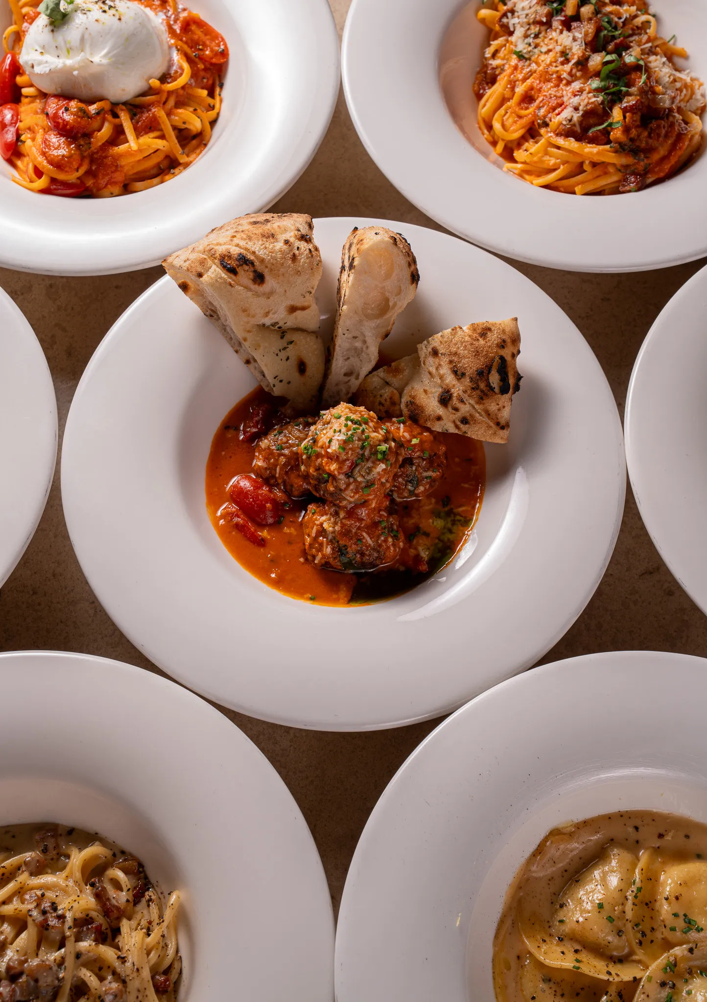 Polpette με ψωμί, γύρω από άλλα πιάτα πάστας